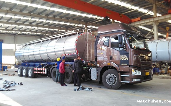 甘肃客户订购的33吨半挂鲜奶大罐车发货