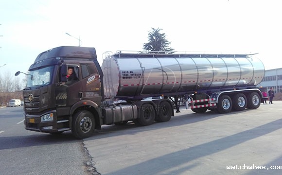 天润watchwhes牌30吨<a href=/ target=_blank class=infotextkey>奶罐车</a>今日发往云南