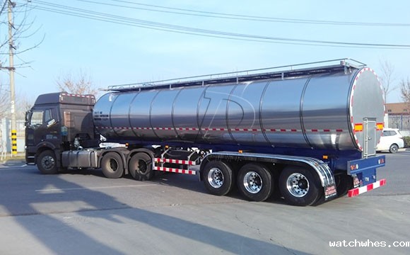 甘肃客户订购的33吨半挂鲜奶大罐车发货