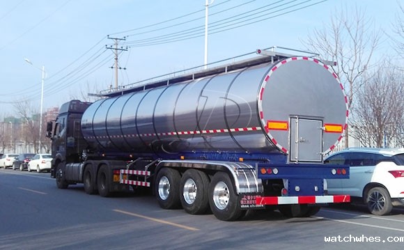 甘肃客户订购的33吨半挂鲜奶大罐车发货