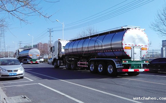 内蒙35立方不锈钢拉奶罐式运输车发货