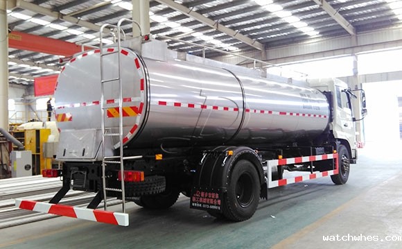 陕西客户订购的10吨运输鲜<a href=/ target=_blank class=infotextkey>奶罐车</a>发货现场