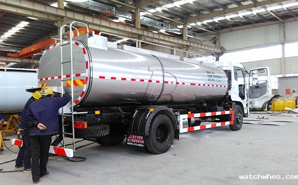 陕西客户订购的10吨运输鲜<a href=/ target=_blank class=infotextkey>奶罐车</a>发货现场