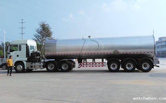 江苏某物流公司订购的两台<a href=http://xnc.xdqj.com/xnc/ target=_blank class=infotextkey>半挂<a href=/ target=_blank class=infotextkey>奶罐车</a></a>发货