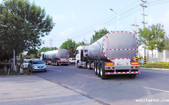 江苏某物流公司订购的两台<a href=http://xnc.xdqj.com/xnc/ target=_blank class=infotextkey>半挂<a href=/ target=_blank class=infotextkey>奶罐车</a></a>发货