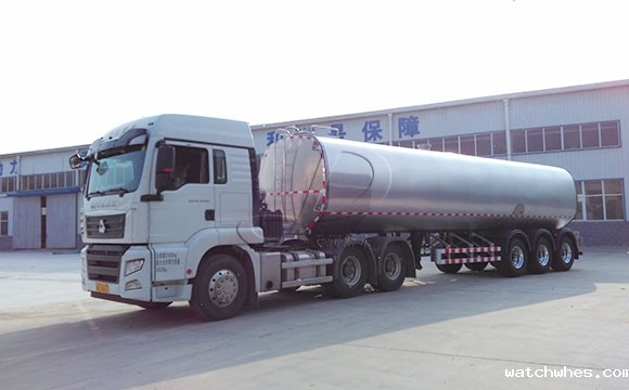 江苏某物流公司订购的两台<a href=http://xnc.xdqj.com/xnc/ target=_blank class=infotextkey>半挂<a href=/ target=_blank class=infotextkey>奶罐车</a></a>发货