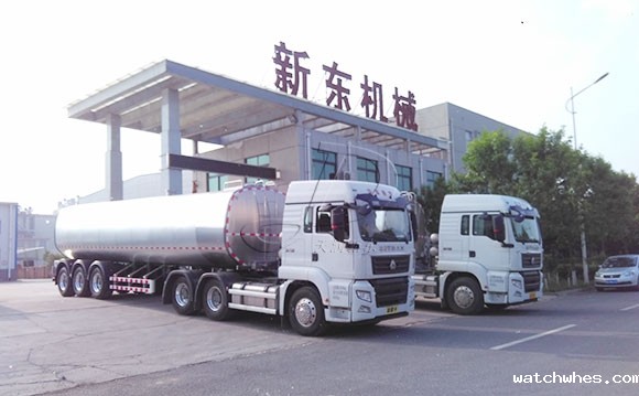 江苏某物流公司订购的两台<a href=http://xnc.xdqj.com/xnc/ target=_blank class=infotextkey>半挂<a href=/ target=_blank class=infotextkey>奶罐车</a></a>发货