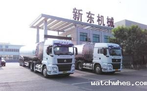 江苏某物流公司订购的两台半挂奶罐车发货