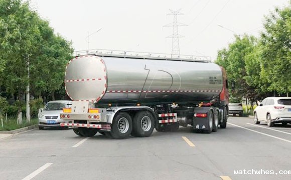 25吨两轴半挂拉奶车发往山东淄博