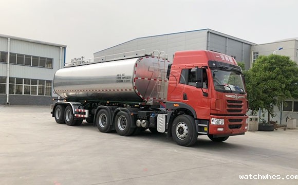 25吨两轴半挂拉奶车发往山东淄博