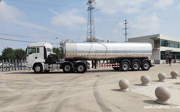 半挂牛奶运输背罐车