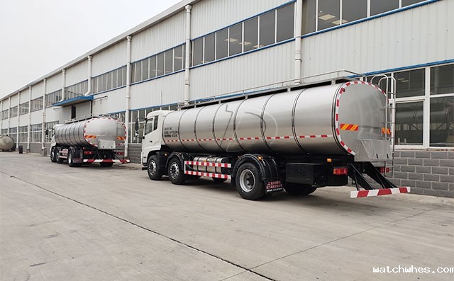 四川两台16立方液体牛奶运输车发车调试中