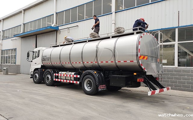 四川两台16立方液体牛奶运输车发车调试中