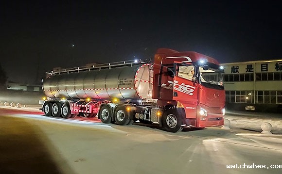 福建物流公司订购的三桥<a href=http://xnc.xdqj.com/xnc/ target=_blank class=infotextkey>半挂<a href=/ target=_blank class=infotextkey>奶罐车</a></a>连夜发车