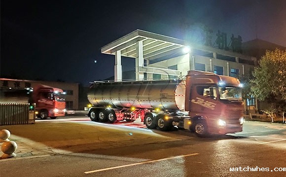 福建物流公司订购的三桥<a href=http://xnc.xdqj.com/xnc/ target=_blank class=infotextkey>半挂<a href=/ target=_blank class=infotextkey>奶罐车</a></a>连夜发车