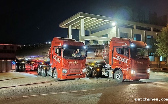 福建物流公司订购的三桥<a href=http://xnc.xdqj.com/xnc/ target=_blank class=infotextkey>半挂<a href=/ target=_blank class=infotextkey>奶罐车</a></a>连夜发车