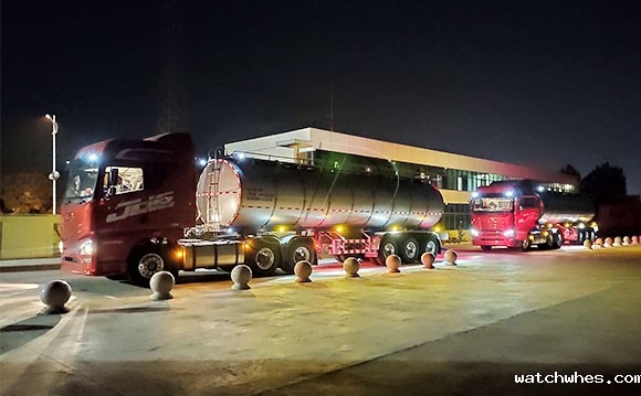 福建物流公司订购的三桥<a href=http://xnc.xdqj.com/xnc/ target=_blank class=infotextkey>半挂<a href=/ target=_blank class=infotextkey>奶罐车</a></a>连夜发车