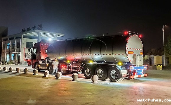 福建物流公司订购的三桥<a href=http://xnc.xdqj.com/xnc/ target=_blank class=infotextkey>半挂<a href=/ target=_blank class=infotextkey>奶罐车</a></a>连夜发车