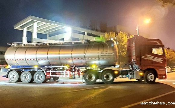 福建物流公司订购的三桥<a href=http://xnc.xdqj.com/xnc/ target=_blank class=infotextkey>半挂<a href=/ target=_blank class=infotextkey>奶罐车</a></a>连夜发车