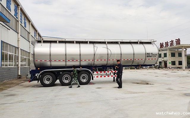 西安客户订购的半挂运奶车生产完成即将发货