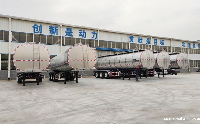 山东烟台客户订购的三轴半挂运奶车准备发货