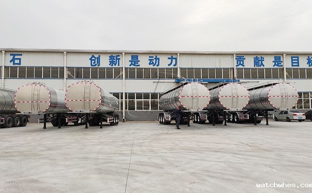 山东烟台客户订购的三轴半挂运奶车准备发货