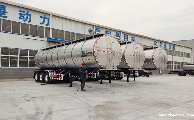 山东烟台客户订购的三轴半挂运奶车准备发货