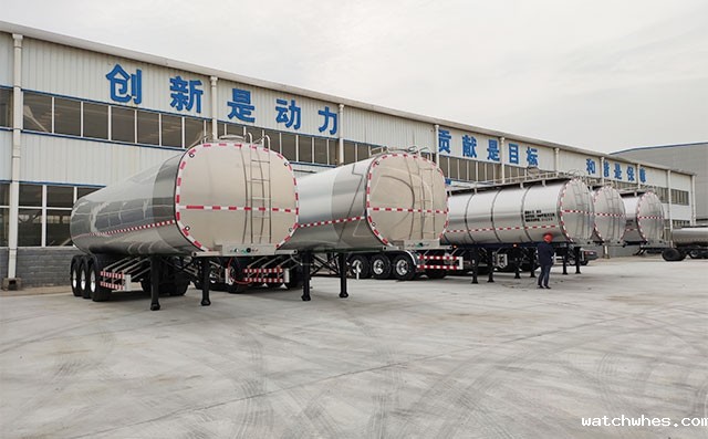 山东烟台客户订购的三轴半挂运奶车准备发货