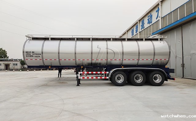 山东烟台客户订购的三轴半挂运奶车准备发货