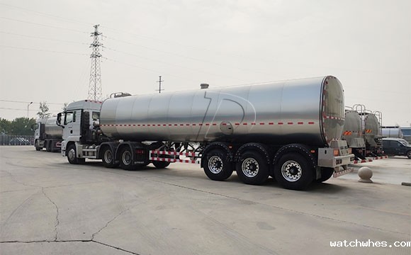 重庆33立方大型半挂鲜<a href=/ target=_blank class=infotextkey>奶罐车</a>发货现场