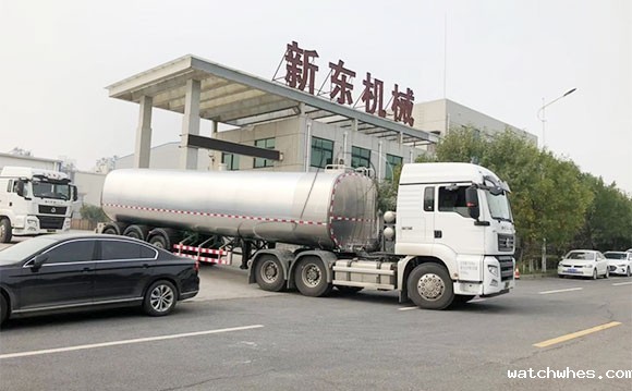 物流公司订购的半挂鲜奶冷罐<a href=/ target=_blank class=infotextkey>奶罐车</a>顺利发车