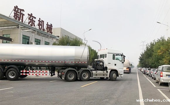 物流公司订购的半挂鲜奶冷罐<a href=/ target=_blank class=infotextkey>奶罐车</a>顺利发车