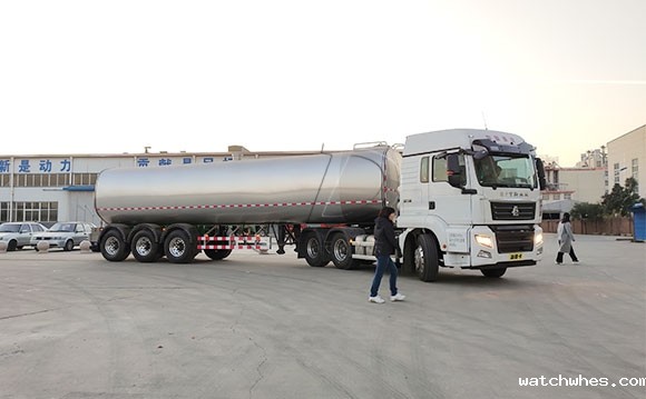 甘肃40吨大型半挂运输牛<a href=/ target=_blank class=infotextkey>奶罐车</a>下午发货