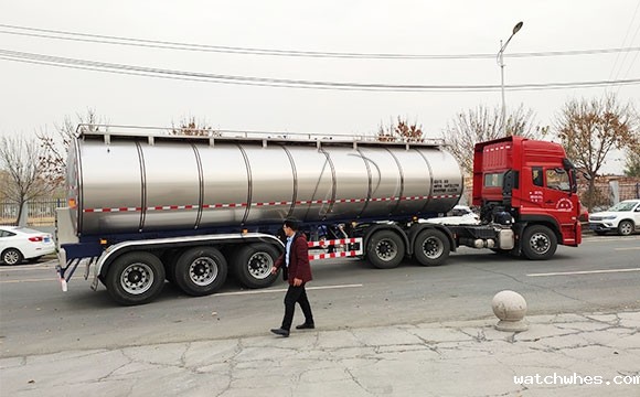 河南平顶山客户订购的半挂拉牛<a href=/ target=_blank class=infotextkey>奶罐车</a>发货现场