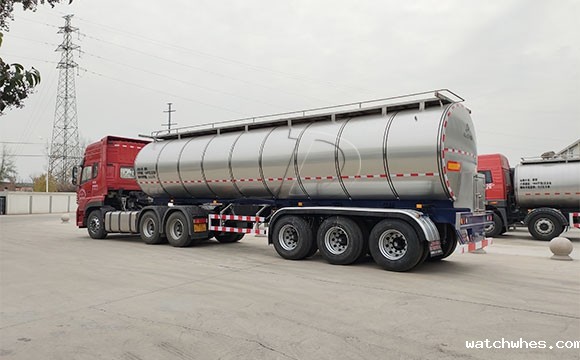 河南平顶山客户订购的半挂拉牛<a href=/ target=_blank class=infotextkey>奶罐车</a>发货现场