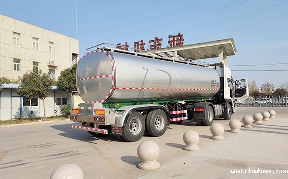 星空体育app官网入口25吨半挂拉<a href=/ target=_blank class=infotextkey>奶罐车</a>下午发往新疆