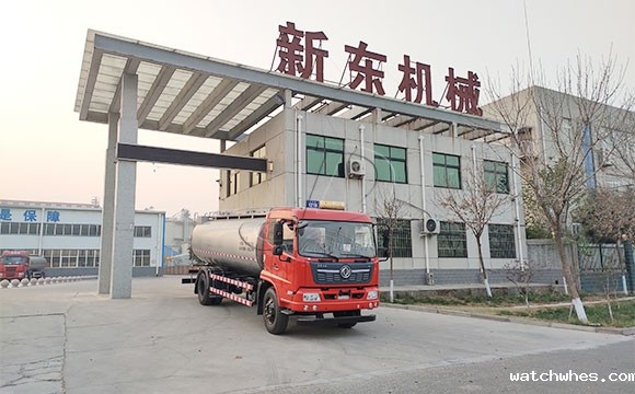 甘肃客户订购的拉奶保温鲜<a href=/ target=_blank class=infotextkey>奶罐车</a>提车现场