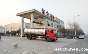 山东老客户订购的10吨保温罐式拉奶车交货现场