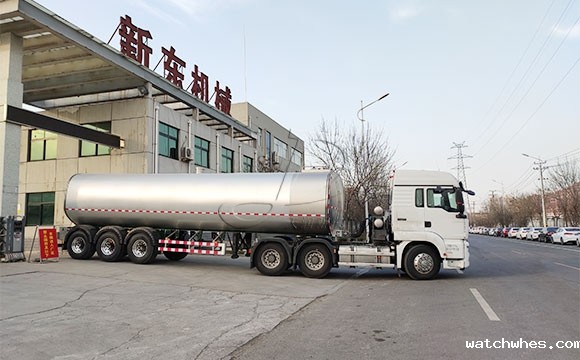 宁夏客户订购的物流拉奶半挂鲜<a href=/ target=_blank class=infotextkey>奶罐车</a>今天下午发车现场