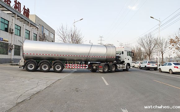 宁夏客户订购的物流拉奶半挂鲜<a href=/ target=_blank class=infotextkey>奶罐车</a>今天下午发车现场