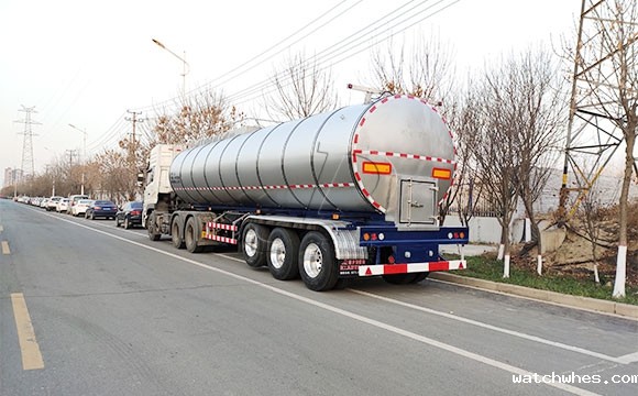 四川某乳品公司订购的大型运输鲜<a href=/ target=_blank class=infotextkey>奶罐车</a>客户提车现场