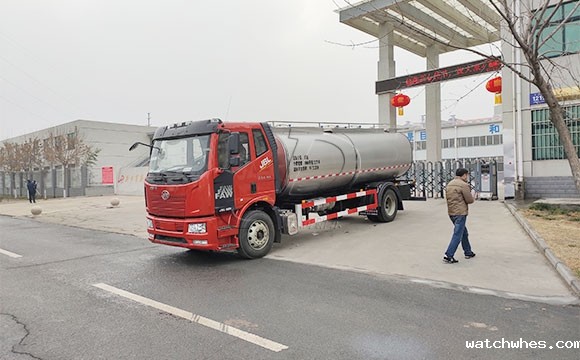 我公司两轴10立方轻量化鲜奶运输罐车发货现场