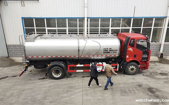 我公司两轴10立方轻量化鲜奶运输罐车发货现场