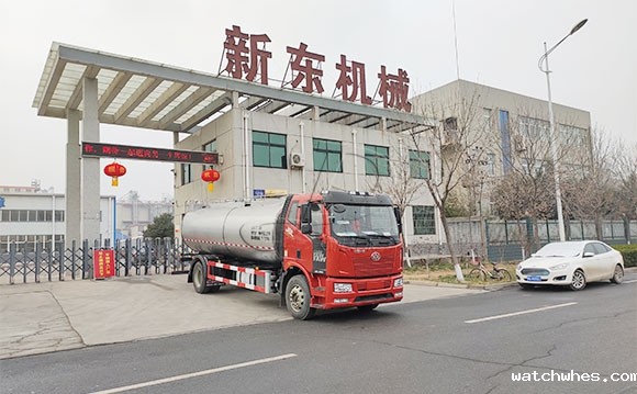 我公司两轴10立方轻量化鲜奶运输罐车发货现场