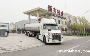 我公司34吨大型三桥半挂罐式拉牛奶卡车发往新疆