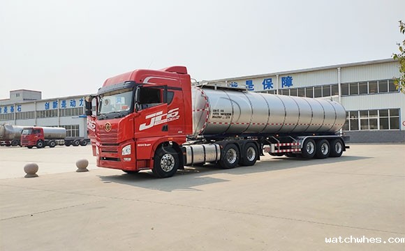 拉散牛奶的罐车