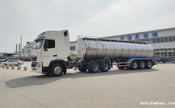 半挂拉牛<a href=/ target=_blank class=infotextkey>奶罐车</a>