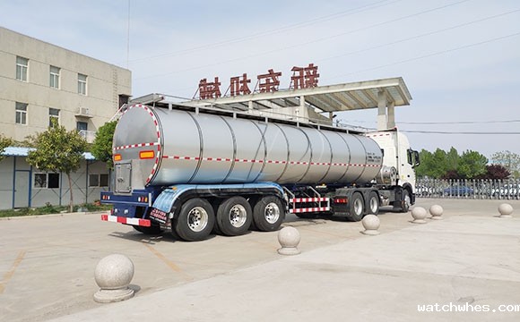 半挂拉牛<a href=/ target=_blank class=infotextkey>奶罐车</a>