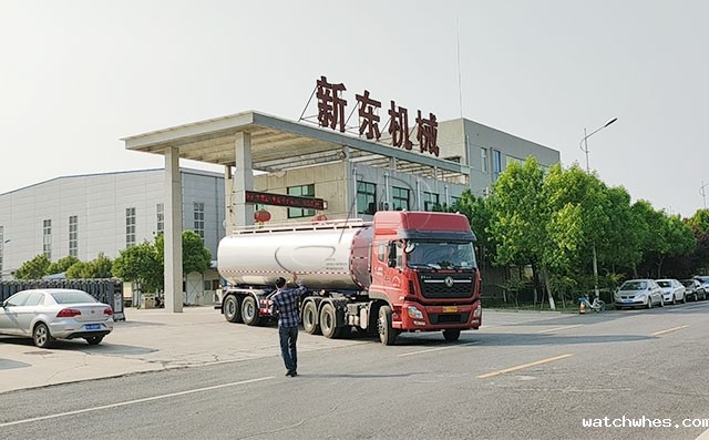 石家庄28吨拖挂鲜牛奶罐车发往河北