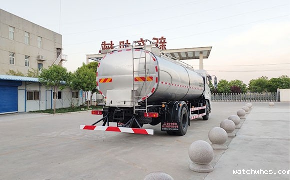 国六一体拉奶车